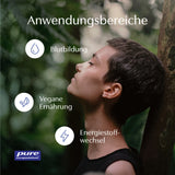 Das Bild zeigt eine Person mit kurzen Haaren, die mit geschlossenen Augen und leicht nach oben geneigtem Kopf an einen Baum lehnt. Im Hintergrund ist eine verschwommene, grüne Waldlandschaft zu sehen. Auf dem Bild sind drei weiße Kreise mit Symbolen und Texten: Ein Tropfensymbol mit 'Blutbildung', ein Blattsymbol mit 'Vegane Ernährung' und ein Blitzsymbol mit 'Energiestoffwechsel'. Oben steht der Text 'Anwendungsbereiche'. Unten links ist das Logo von 'pure encapsulations' zu sehen.