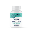 Zwei Frauen sitzen auf einem Sofa und lachen, während sie Tassen halten. Im Vordergrund ist eine Packung veganes EPA/DHA von Vimergy zu sehen. Der Text beschreibt das Produkt als fischfreie Omega-3-Fettsäuren auf Algenbasis, frei von Carrageen, Zitronensäure und künstlichen Aromen.