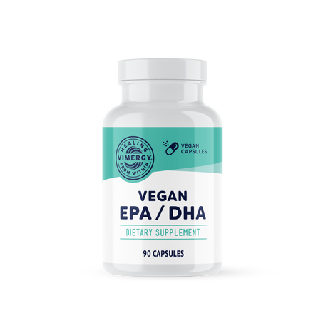 Zwei Frauen sitzen auf einem Sofa und lachen, während sie Tassen halten. Im Vordergrund ist eine Packung veganes EPA/DHA von Vimergy zu sehen. Der Text beschreibt das Produkt als fischfreie Omega-3-Fettsäuren auf Algenbasis, frei von Carrageen, Zitronensäure und künstlichen Aromen.