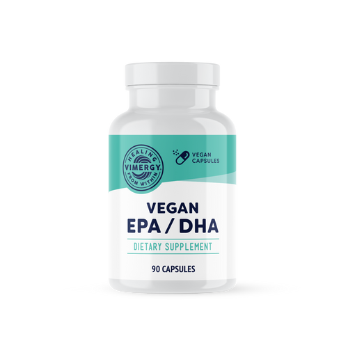 Zwei Frauen sitzen auf einem Sofa und lachen, während sie Tassen halten. Im Vordergrund ist eine Packung veganes EPA/DHA von Vimergy zu sehen. Der Text beschreibt das Produkt als fischfreie Omega-3-Fettsäuren auf Algenbasis, frei von Carrageen, Zitronensäure und künstlichen Aromen.