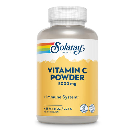 Ein Behälter mit der Aufschrift 'Solaray Vitamin C Powder 5000 mg'. Der Behälter ist weiß mit einem gelben Etikett und einem Regenbogenstreifen. Auf dem Etikett sind Informationen zur Stärkung des Immunsystems angegeben. Die Nettofüllmenge beträgt 227 Gramm.