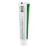 Die Abbildung zeigt eine Zahnpastatube mit grün-weißer Verpackung. Auf der Rückseite sind in schwarzer Schrift Produktinformationen und ein Barcode zu sehen. Die Tube steht aufrecht auf einem weißen Hintergrund.