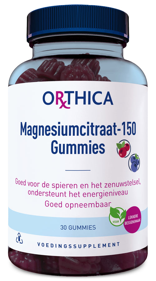 Eine Flasche mit einem blauen Deckel, die "Orthica Magnesiumcitraat-150 Gummies" enthält. Die Flasche ist durchsichtig und zeigt rote Gummibärchen. Auf dem Etikett steht, dass sie gut für Muskeln und das Nervensystem sind und das Energieniveau unterstützen. Es gibt auch Symbole für vegan und leckeren Beerengeschmack. Enthält 30 Gummies.