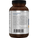 Das Bild zeigt eine weiße Plastikflasche mit einem Etikett, auf dem "American Biologics ADEK-Vitamine" steht. Darunter ist "Nahrungsergänzungsmittel mit Vitaminen" zu lesen. Die Flasche enthält 90 Kapseln und ist als vegan und non-GMO gekennzeichnet. Vor der Flasche liegen drei Kapseln.
