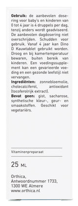 Das Bild zeigt die Verpackung eines Vitaminpräparats von Orthica. Die Vorderseite der Verpackung enthält Informationen zur Anwendung, Zutaten und Herstellerangaben. Es wird darauf hingewiesen, dass die empfohlene Dosierung für Babys und Kinder von 0 bis 4 Jahren 4 Tropfen pro Tag beträgt. Die Inhaltsstoffe umfassen Sonnenblumenöl, Cholecalciferol und Antioxidantien. Das Produkt enthält keine Hefe, Saccharose oder synthetische Farb- und Aromastoffe und ist für Vegetarier geeignet. Die Verpackung hat ein Volu