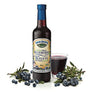 Eine Flasche Van Dyk's Wild Blueberry Juice steht neben einem Glas mit dem Saft. Frische Blaubeeren und Blaubeerzweige liegen um die Flasche und das Glas herum. Das Etikett der Flasche ist gut sichtbar und zeigt den Markennamen und die Produktinformationen. Der Hintergrund ist weiß, was den Fokus auf die Flasche und die Blaubeeren legt.