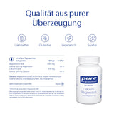 Das Bild zeigt ein Produktetikett von "pure encapsulations Calcium Magnesium". Oben steht "Qualität aus purer Überzeugung". Darunter sind Icons für "Laktosefrei", "Glutenfrei", "Vegetarisch" und "Sojafrei". Unten links sind Nährwertangaben, die die Inhaltsstoffe und deren Mengen auflisten. Rechts ist eine weiße Flasche mit dem Produktetikett abgebildet.