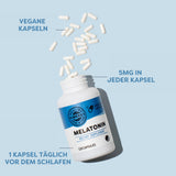 Ein weißes Fläschchen mit Melatonin-Kapseln liegt auf blauem Hintergrund. Text: "Vegane Kapseln", "5mg in jeder Kapsel", "1 Kapsel täglich vor dem Schlafen".