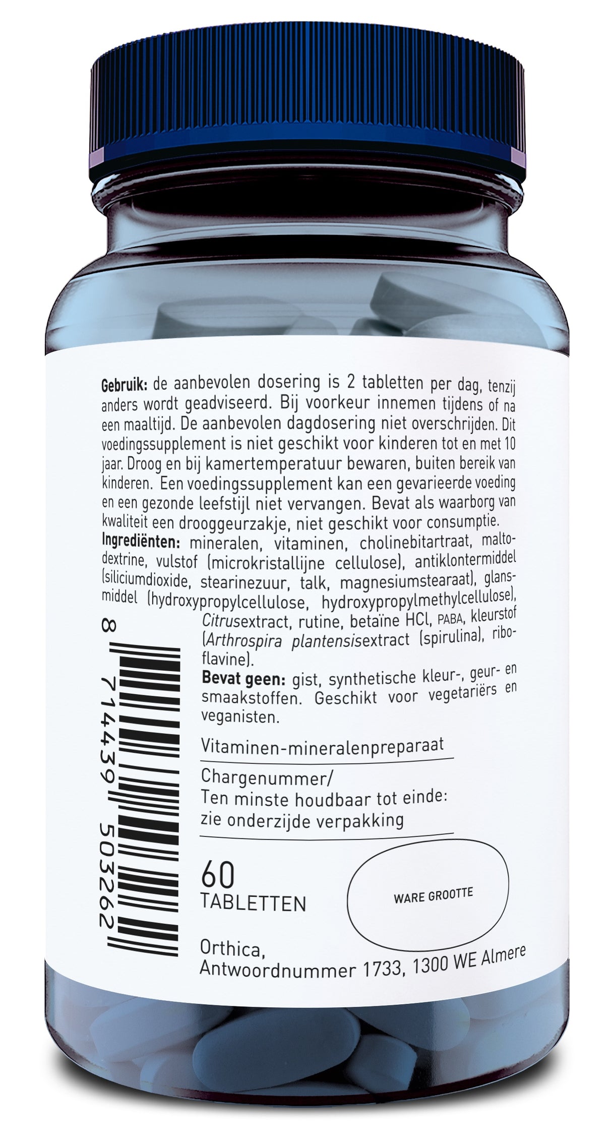 Eine blaue Kunststoffflasche mit einem schwarzen Deckel. Auf dem Etikett sind Informationen auf Niederländisch zu sehen, die die Verwendung und Inhaltsstoffe eines Vitamin-Mineralpräparats beschreiben. Die Flasche enthält 60 Tabletten. Es gibt einen Barcode auf der linken Seite des Etiketts. Das Produkt ist für Vegetarier und Veganer geeignet und stammt von der Marke Orthica mit Sitz in Almere.
