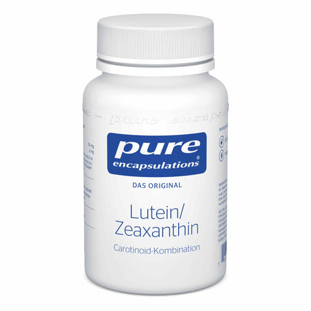 Eine weiße Plastikflasche mit blauem Etikett auf weißem Hintergrund. Auf dem Etikett steht 'pure encapsulations DAS ORIGINAL Lutein/Zeaxanthin Carotinoid-Kombination'. Die Flasche ist für Nahrungsergänzungsmittel.