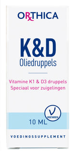 Die Verpackung eines Nahrungsergänzungsmittels von Orthica ist abgebildet. Auf der Vorderseite steht 'K&D Olie Druppels', 'Vitamine K1 & D3 druppels speciaal voor zuigelingen', '10 ML' und 'Voedingssupplement'. Ein Vegetarisch-Symbol ist ebenfalls sichtbar.