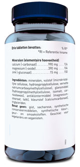 Das Bild zeigt eine Plastikflasche mit blauem Deckel, die mit Tabletten gefüllt ist. Auf dem Etikett sind die Inhaltsstoffe in niederländischer Sprache aufgelistet. Es enthält Informationen über die Mineralien Calcium, Magnesium und Zink sowie weitere Inhaltsstoffe. Die Flasche ist für Vegetarier und Veganer geeignet, da sie keine Hefe, Saccharose oder synthetische Konservierungsstoffe enthält.