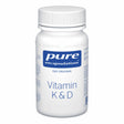 Weiße Plastikflasche mit blauem Etikett. Aufschrift: 'pure encapsulations, Vitamin K & D'. Die Flasche hat einen weißen Schraubverschluss. Das Etikett zeigt zudem 'Das Original'. Keine weiteren Objekte oder Personen im Bild.