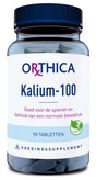 Das Bild zeigt eine Flasche mit Nahrungsergänzungsmitteln der Marke Orthica. Auf dem Etikett steht "Kalium-100". Die Flasche enthält 90 Tabletten und ist als vegan gekennzeichnet. Das Produkt soll gut für die Muskeln und den Erhalt eines normalen Blutdrucks sein. Die Flasche ist aus durchsichtigem Material mit einem blauen Deckel.