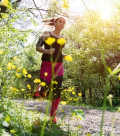 joggende Frau im Frühling