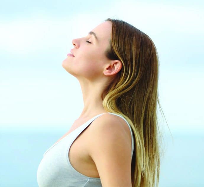 junge-frau-yoga-durchatmen-stehend