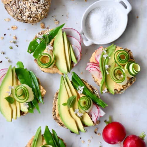 Wunderbrötchen mit Humus und Gemüse