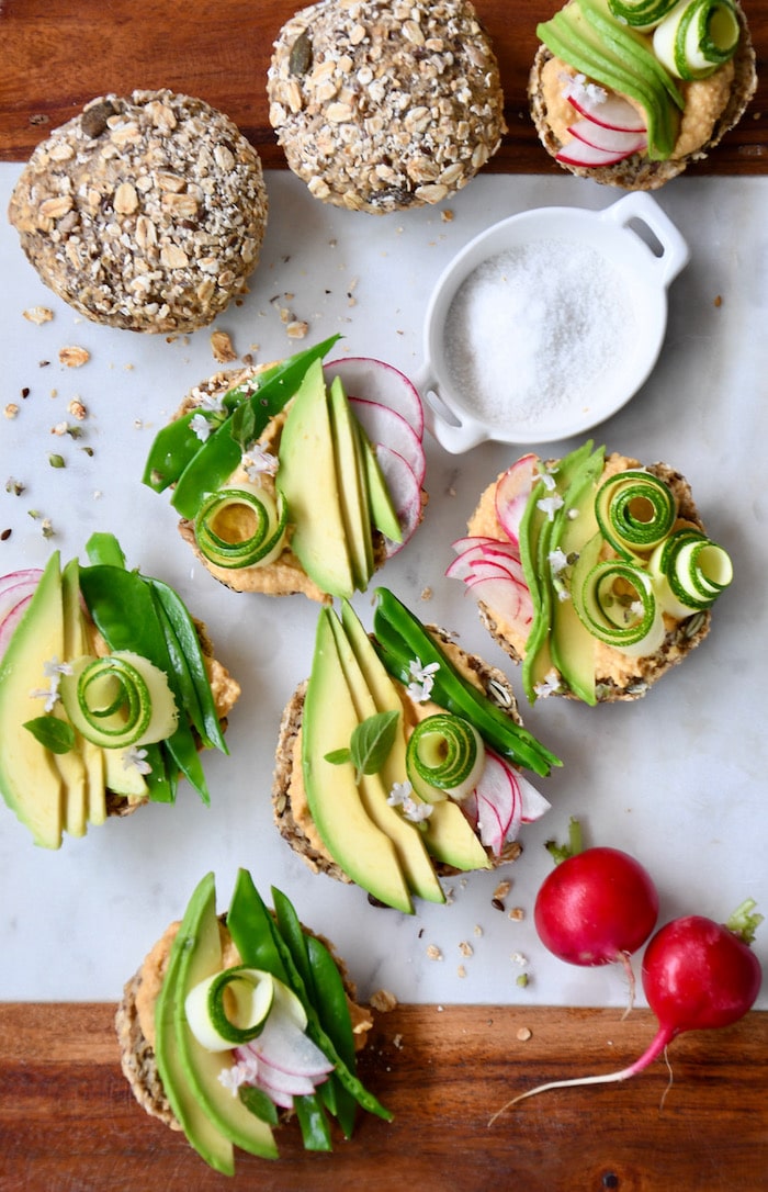 Wunderbrötchen mit Humus und Gemüse