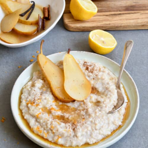 Porridge mit gedünsteten Birnen