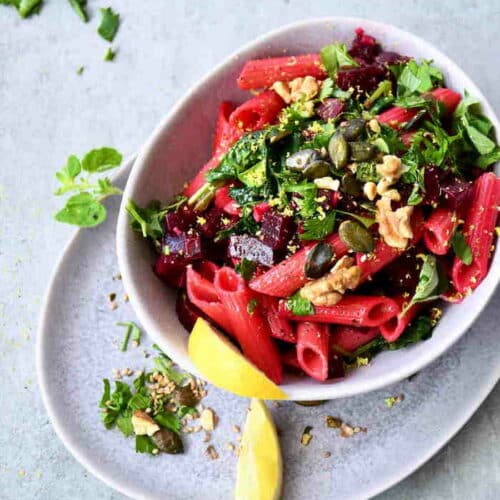 Rote Beete Nudeln mit Blattspinat und vielen Kernen, Nüssen und Kräutern
