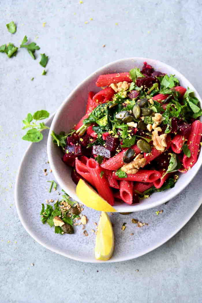 Rote Beete Nudeln mit Blattspinat und vielen Kernen, Nüssen und Kräutern