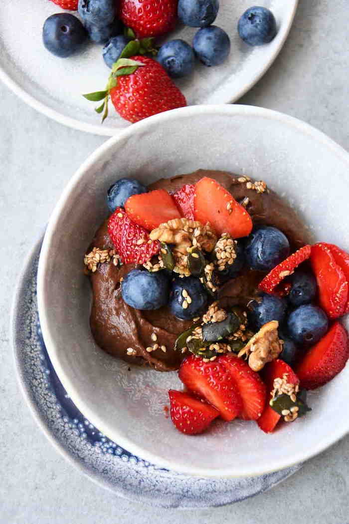 Schoko-Creme mit frischen Beeren