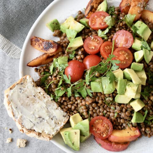 Gebratener Pfirsich mit Linsensalat, Avocado und Tomaten