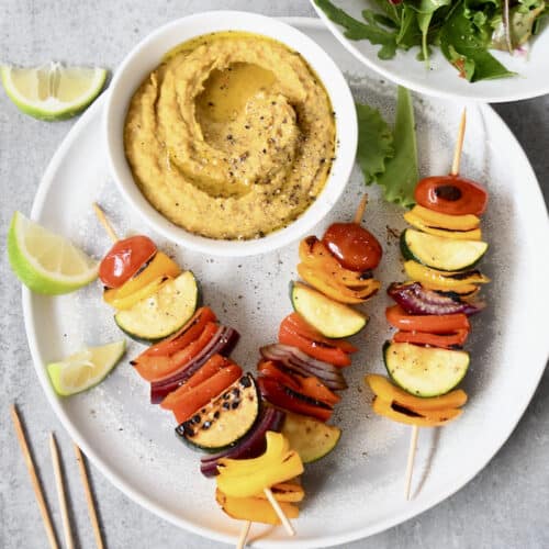Gemüsespieße mit Linsen-Dipp und Salat