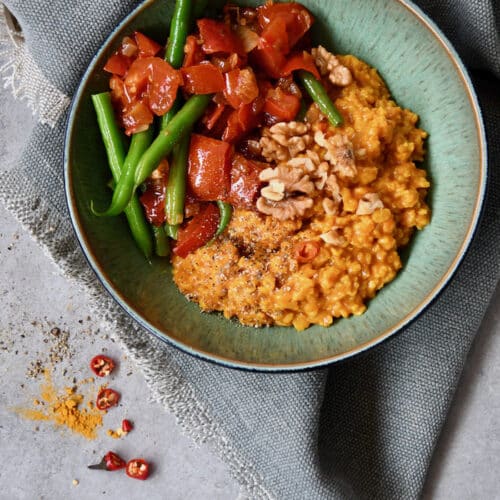 Deftiges Porridge mit Bohnen und Nüssen