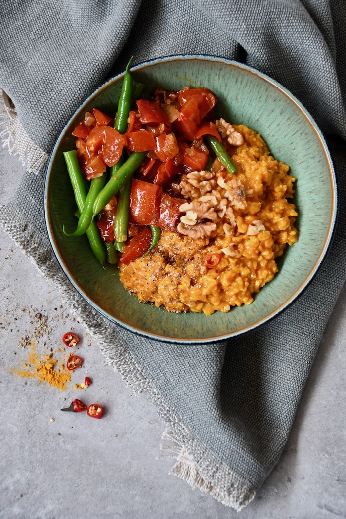 Deftiges Porridge mit Bohnen und Nüssen