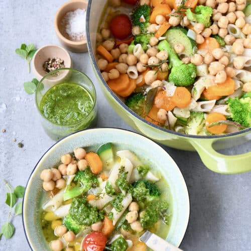Gemüsesuppe mit Oregano-Pesto
