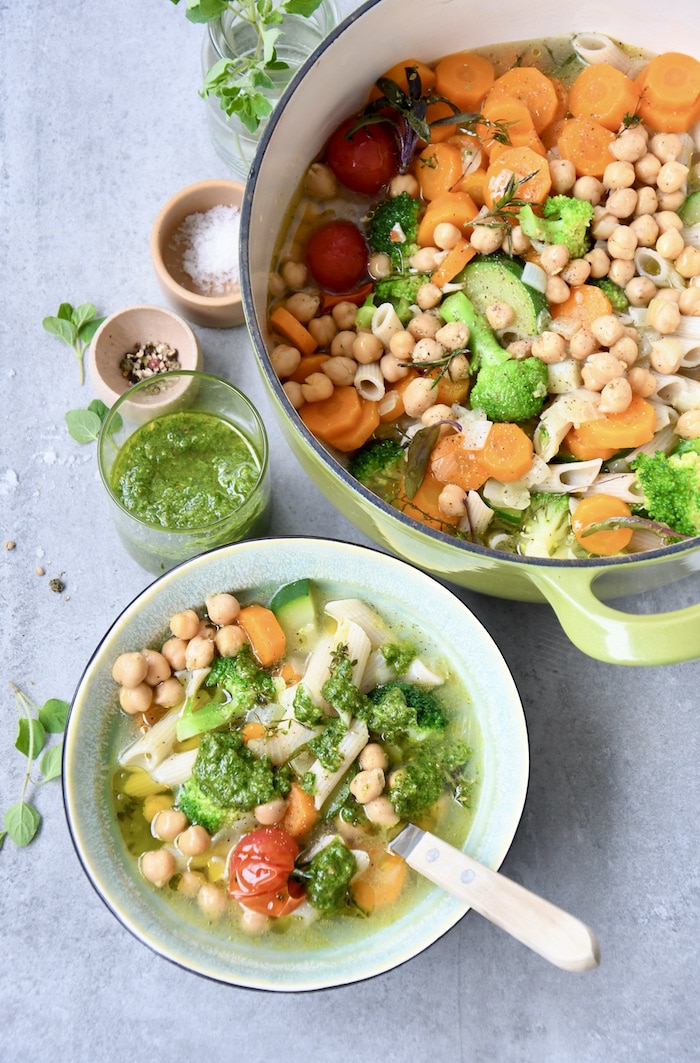 Gemüsesuppe mit Oregano-Pesto