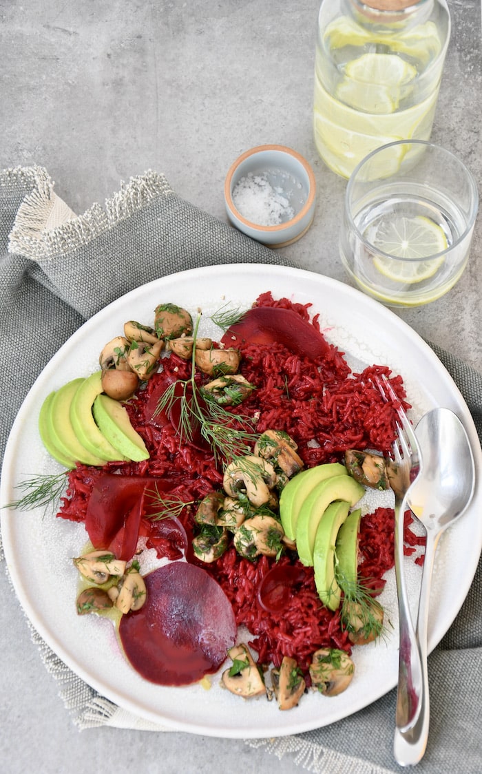 Rote Bete Reis mit gebratenen Pilzen und Avocado