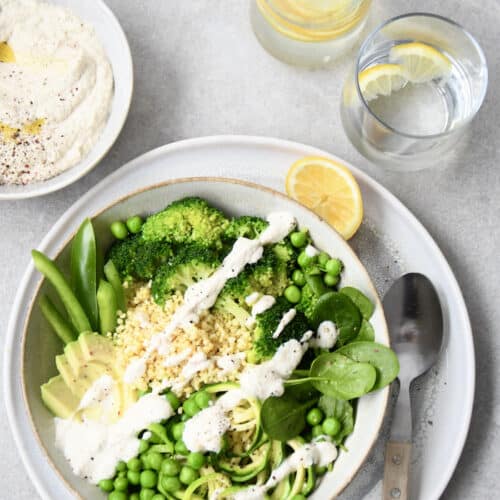 Hirse-Bowl mit grünem Gemüse und Cashewcreme