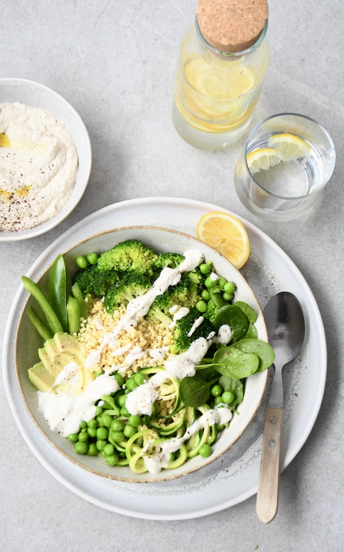 Hirse-Bowl mit grünem Gemüse und Cashewcreme