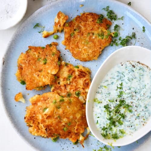 Erbsen-Blumenkohl-Puffer mit Sojajoghurt-Dipp