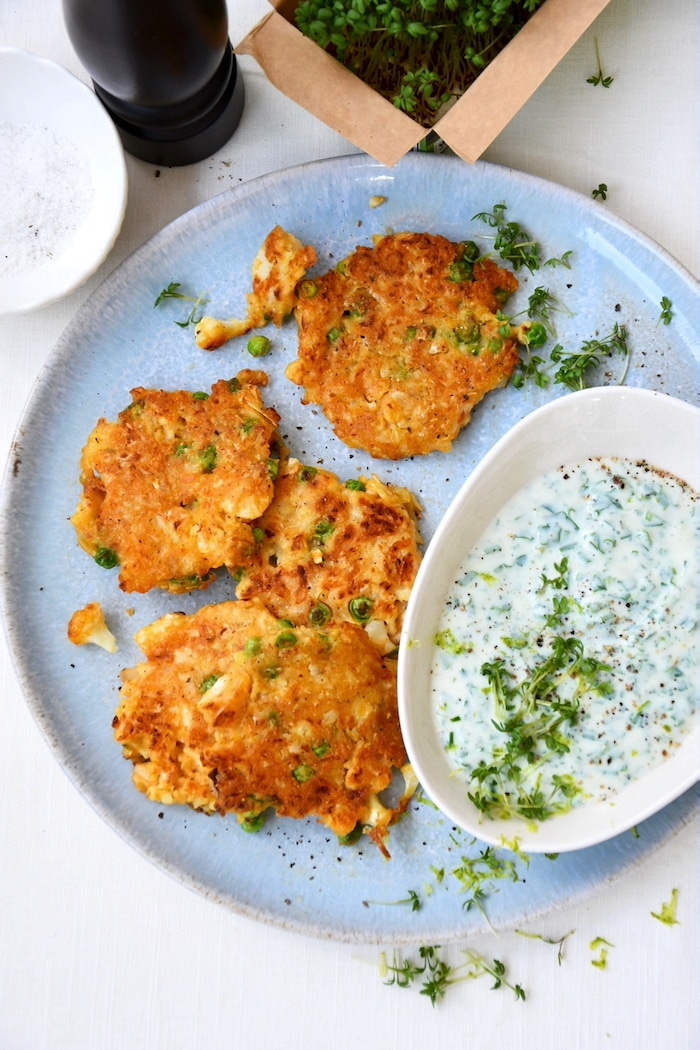 Erbsen-Blumenkohl-Puffer mit Sojajoghurt-Dipp