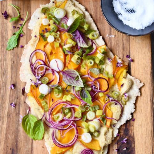Veganer Flammkuchen mit Frühlingszwiebeln und Kürbis