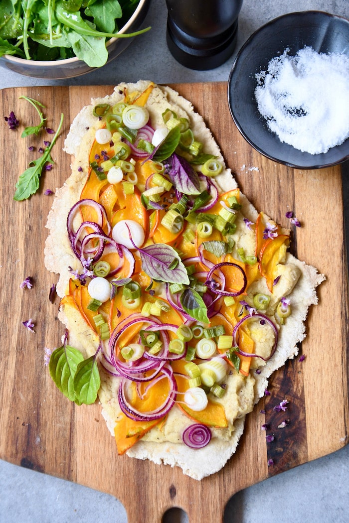 Veganer Flammkuchen mit Frühlingszwiebeln und Kürbis