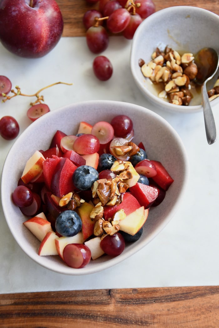 Fruchtsalat mit gerösteten Nüssen