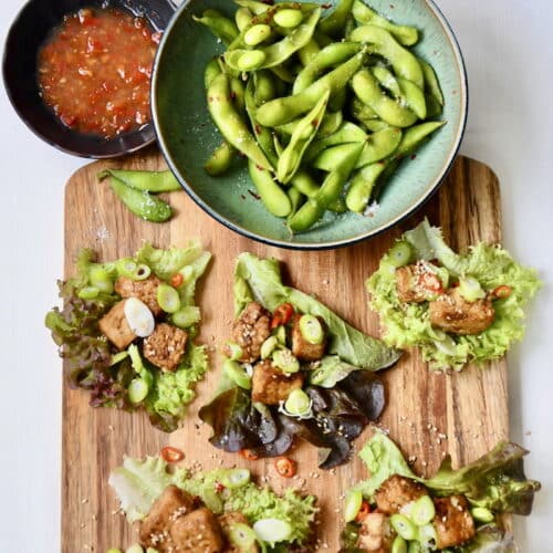 Crispy Tofu im Salat Wrap, mit Edamame und Chilisauce