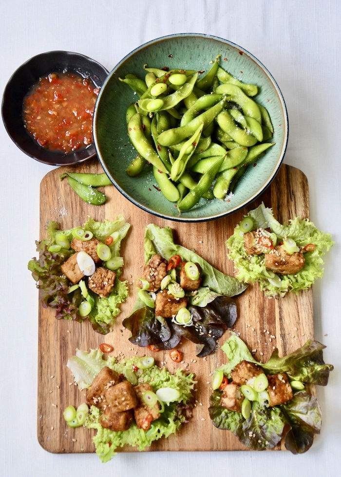 Crispy Tofu im Salat Wrap, mit Edamame und Chilisauce