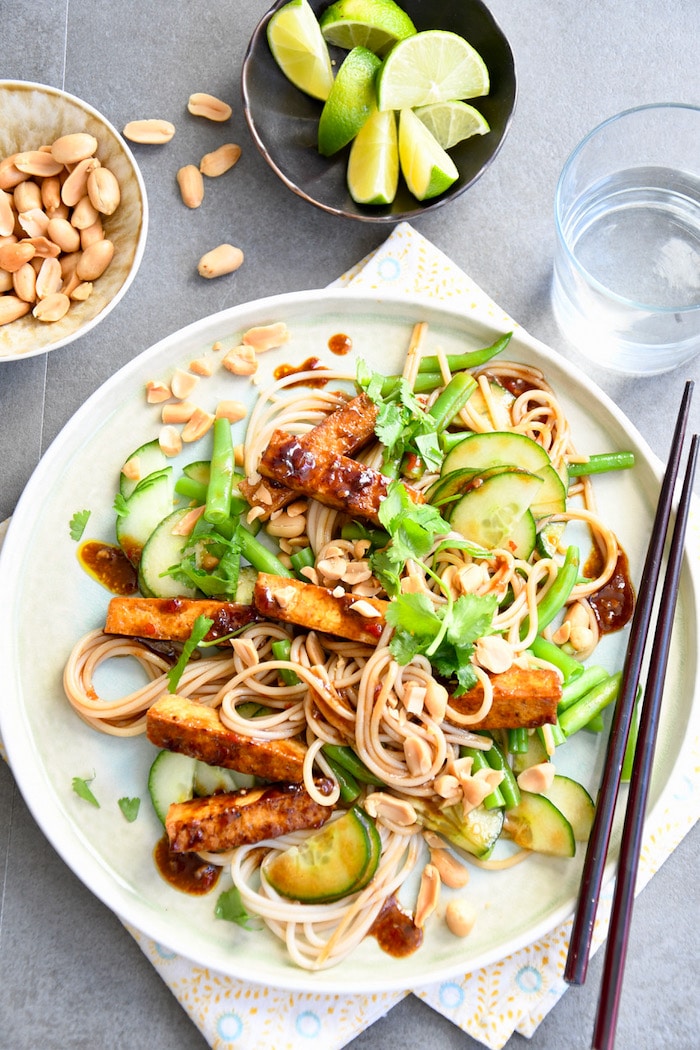 Asiatisch Reisnudeln mit Tofu, grünen Bohnen und Erdnüssen
