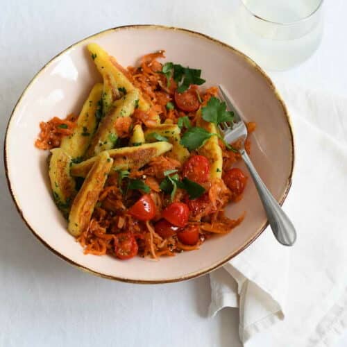 Tomatisierter Sauerkraut-Topf mit Schupfnudeln