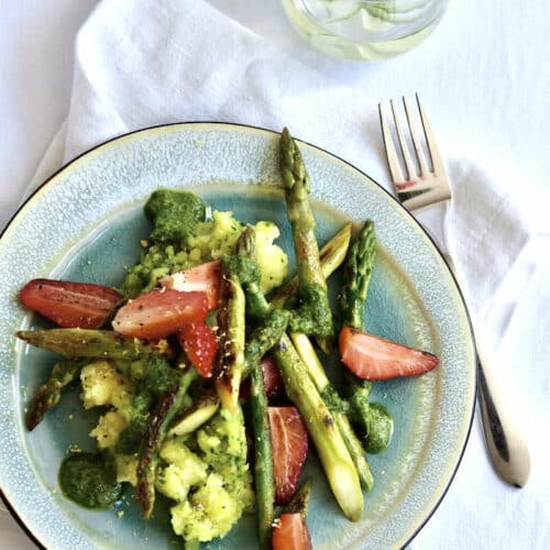 Grüner Spargel mit Kartoffelstampf und Petersilienpesto, 