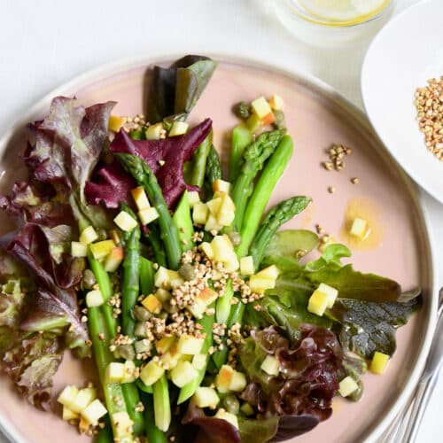 Spargelsalat mit Apfel-Kapern-Vinaigrette und geröstetem Buchweizen