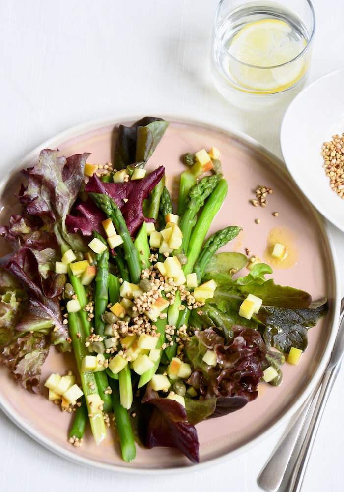 Spargelsalat mit Apfel-Kapern-Vinaigrette und geröstetem Buchweizen