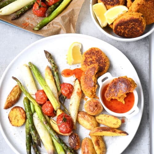 Spargel mit Tomaten und Kartoffeln aus dem Ofen