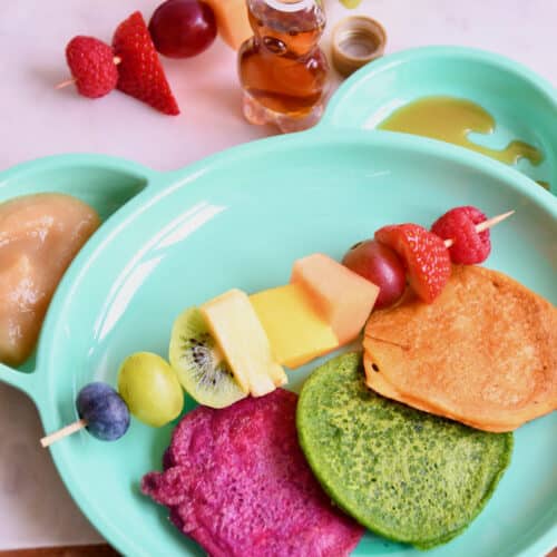 Bunte Pfannkuchen mit Fruchtspießen
