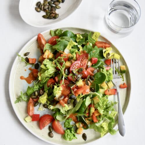 Bunter Salat mit Kürbiskernen